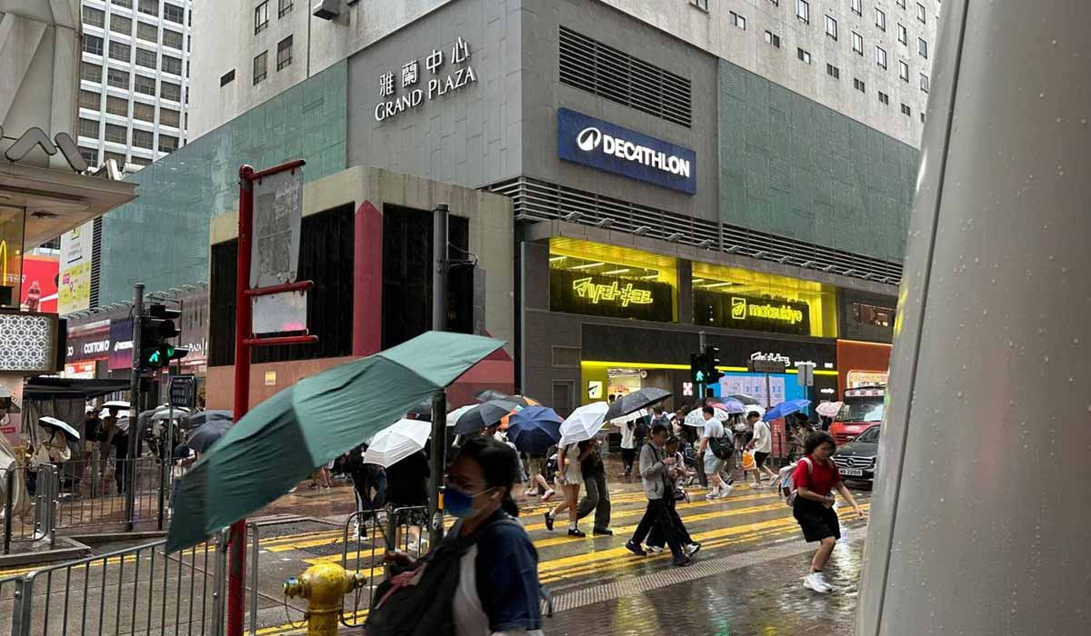 Typhoon Noul Slams Guangdong; More Than 340,000 Relocated as Flights, Trains Halted
